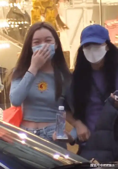 李嫣久违现身做头发,唇部手术痕迹仍明显,14岁长势喜人身材超好