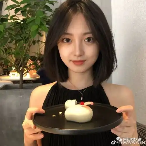 20岁女孩靠撞脸程潇迷倒30w人,男友却骂粉丝全家,真给成都人丢脸