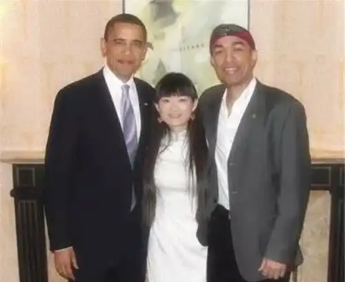那位放弃大好前途,定居深圳娶中国美女的奥巴马亲弟弟,现怎样了