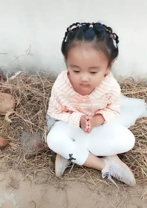 一家三口回老家过节,女儿却玩失踪,在鸡窝找到女儿时妈妈无语了