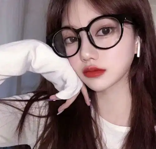 女生头像我带眼镜好看吗视力换来的