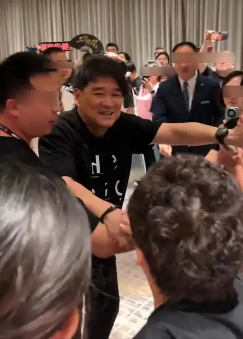 63岁周华健被女粉疯狂摸手揩油极受中年女粉丝欢迎,摔伤已无碍