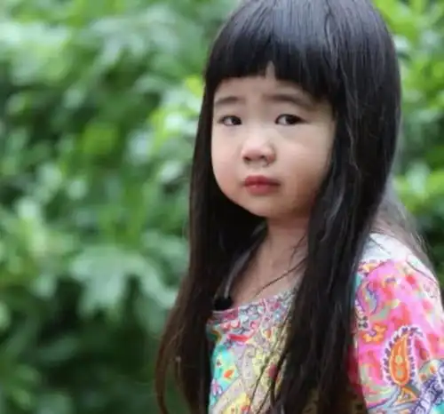 表情曹格的女儿偷偷变美了鹅蛋脸美到认不出,一双腿更是超模标配表情