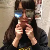 表情很怪的个性女生qq头像