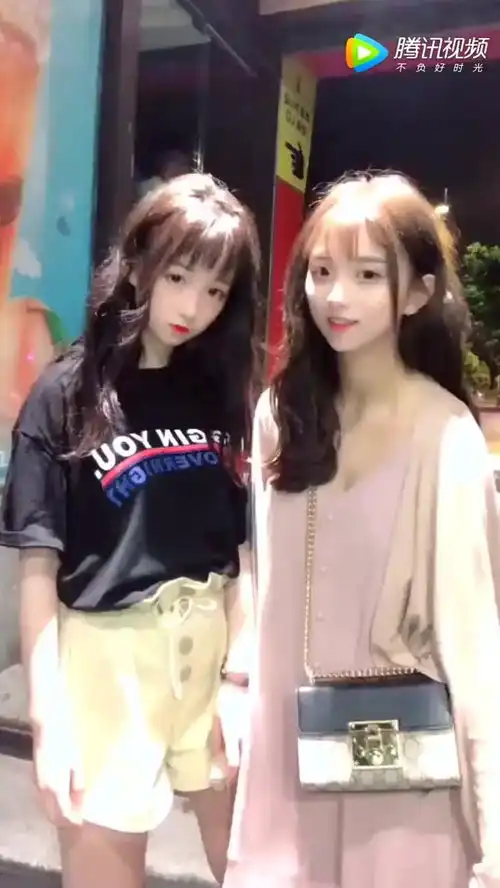 两个喜欢蹦迪的小仙女,这个年纪不是应该在学校吗
