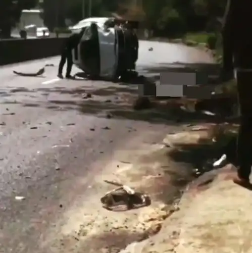 三男子驾摩托车变道逆行被撞飞,殃及路旁老人,交警1死3伤