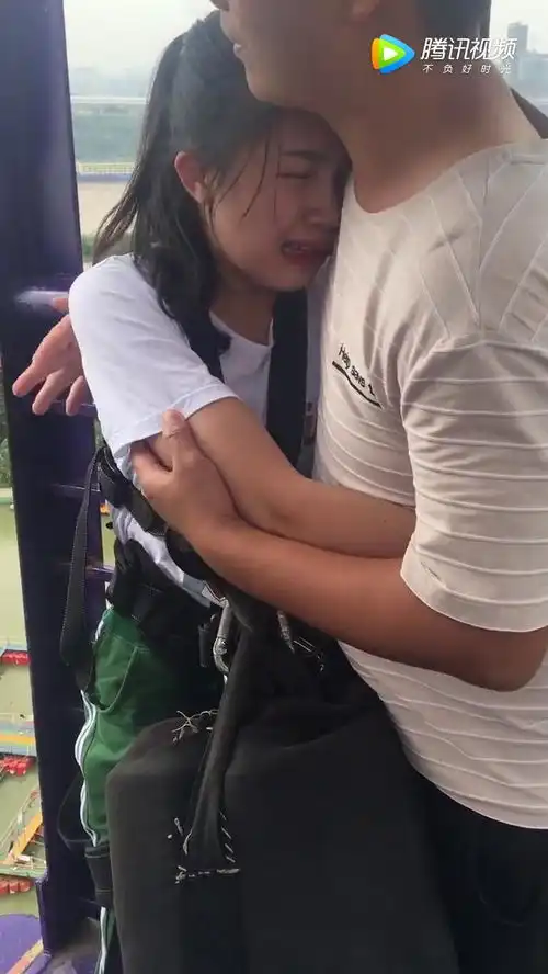 失恋女孩蹦极台上哭的撕心裂肺,工作人员整整安慰了半小时
