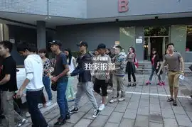北影开学典礼美女新生睡倒一片红衣女抢镜