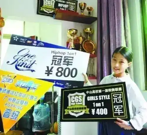 05后撩到了吴亦凡,连何炅都被圈粉这个13岁女孩火了,闯进世界街舞四强,她曾靠捡破烂支撑梦想