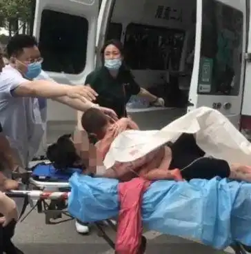 热水器突然爆炸,一家三口被严重烧伤,母亲死死抱住儿子不肯松手
