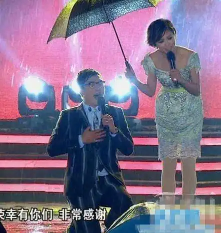 盘点镜头前下跪让人感动的10大明星最后一位让大家重新认识他