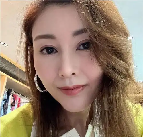 52岁李嘉欣罕晒怼脸照皮肤白皙细腻少女感爆棚,穿衬衫显阔太范