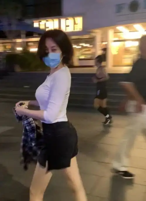 一直都觉得小s挺漂亮的,直到她和许晴的合影,气质不及她一半