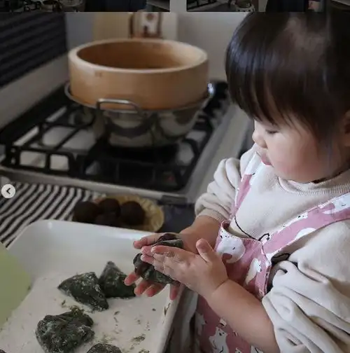 日本美食博主晒3岁女儿下厨照片,俨然变身小小料理大王
