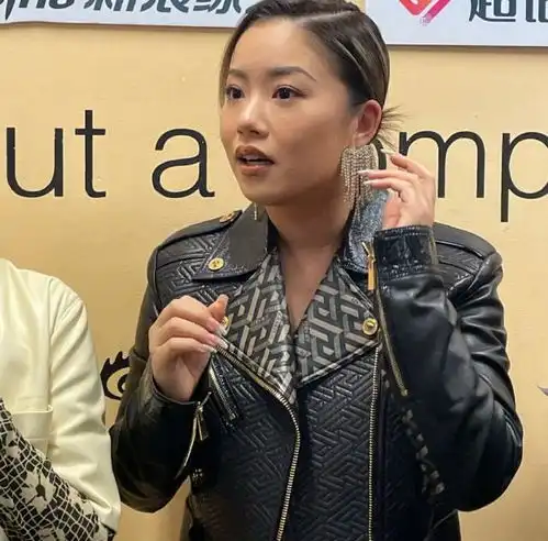 张含韵李纯王菊合体营业,三位姐姐生图耐打,32岁张含韵仍像少女