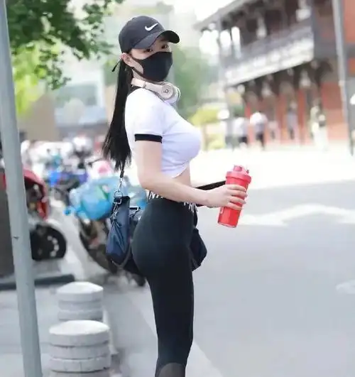 打底裤的装扮完美显瘦尽显优雅气息,显出年轻活力