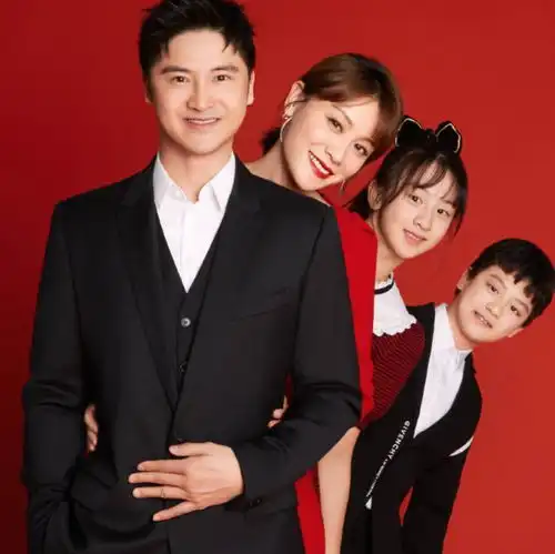 田亮与14岁女儿牵手拍照,森碟腿长超过爸爸,父女同框像兄妹