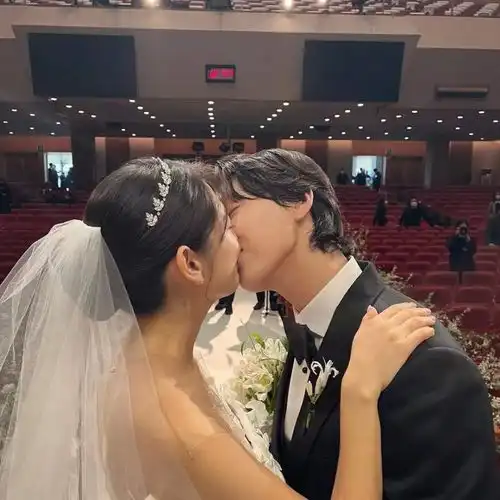 朴信惠完婚后首发声,秀出传统韩服嫁衣照,腹部隆起孕肚藏不住