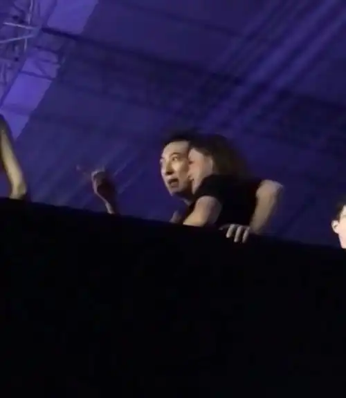 王思聪高调现身酒吧,与怀中女伴亲密热聊,四周数位清凉美女相伴