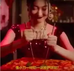dg称用小棍子夹披萨不方便,中国美女用刀叉吃火锅做回应