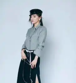 气质女神袁姗姗的穿搭,条纹的西装简约大气,蓝色衬衣青春阳光
