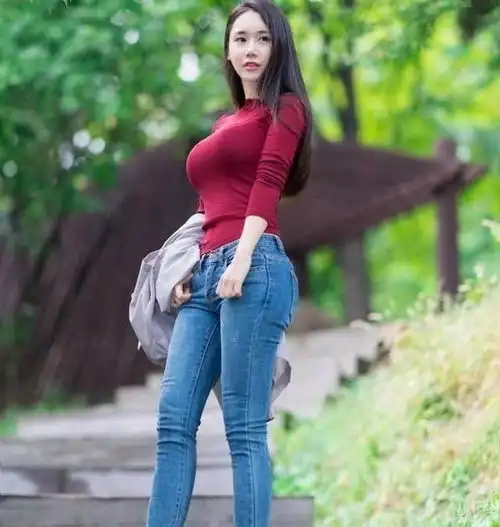 穿牛仔裤的美女,小姐姐大秀双腿,非常有时尚感