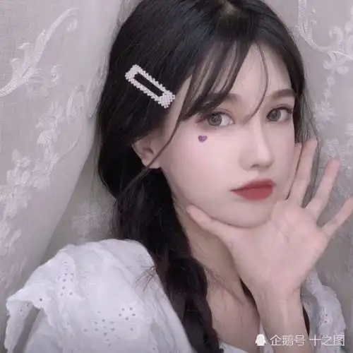 男生若对你有这3个表现,显然是暗恋你,丫头别不懂