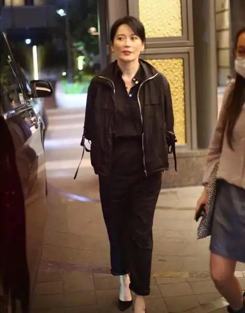 俞飞鸿气质不靠吹捧,50岁素颜皮肤松垮略憔悴,但纯天然就是美