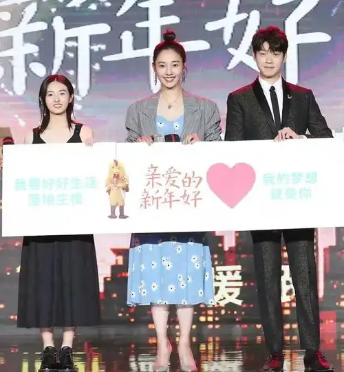 白百何少女感太强,穿蓝色印花裙配西装,一点不输00后张子枫