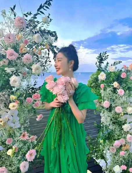 阚清子与未婚夫牵手逛街男方身材被吐槽像孕妇