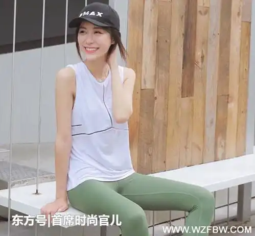 街拍紧身打底裤小姐姐,穿搭前卫,展现十足的女神范