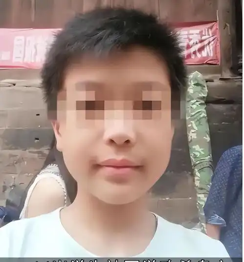 残忍,15岁男生当着全班师生的面,用剔骨刀杀死同学,死者是独苗