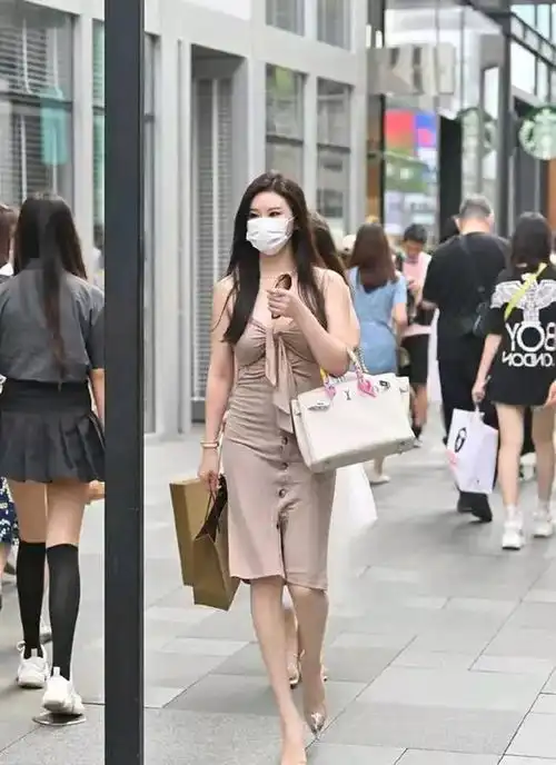 尽展成熟婀娜多姿身影