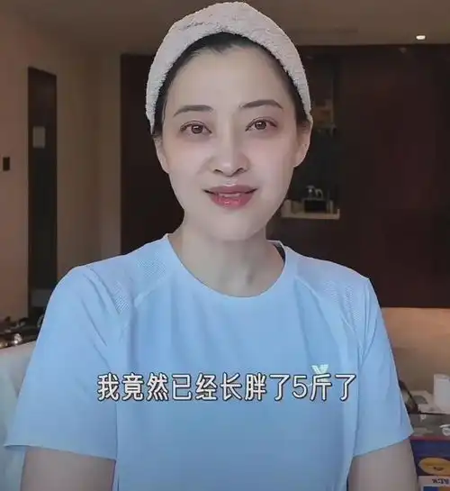 48岁梅婷分享健身日常,素颜出镜很真实,长胖5斤产生身材焦虑