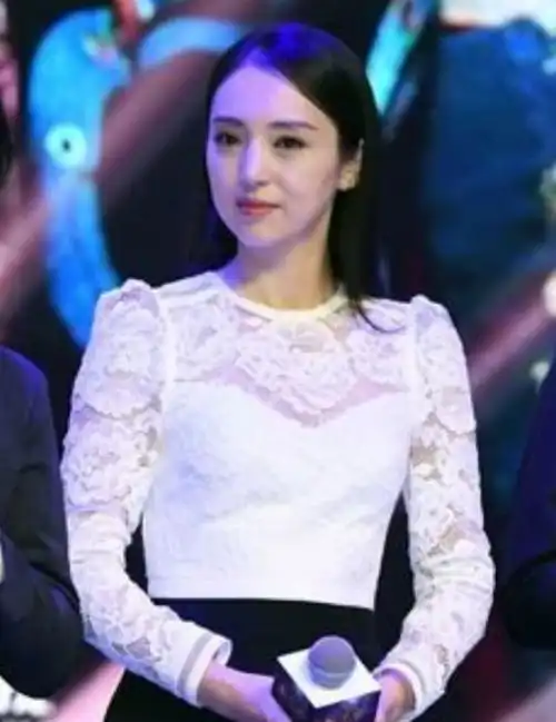 董璇早期参加活动,气质高贵赛白玫瑰,网友无心看别的女人