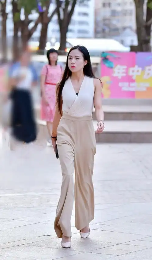 优雅的气质是穿出来的,白色无袖衫配阔腿裤,好看又有范