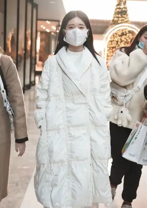 赵露思戴大口罩显脸小,明星为何都爱小脸大脸美女其实比比皆是