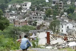 李克强在云南鲁甸地震震中为遇难者默哀