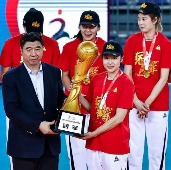 同闺蜜再聚首姚迪启程去意大利帮朱婷,网友女排队长冠军稳了