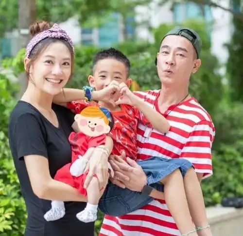 应采儿曝光生二胎原因,跟陈小春有很大的关系,看得很通透