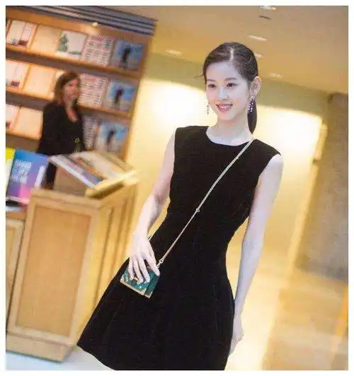 章泽天近照简直现实版太太协会,网友像妈妈聚会带着女儿来表演