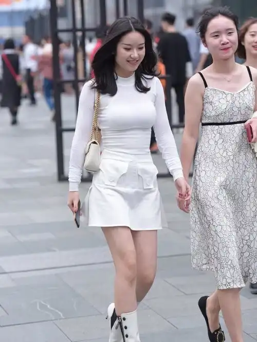 白色的穿搭飘飘仙气,穿出迷人的魅力,女生该有的气质