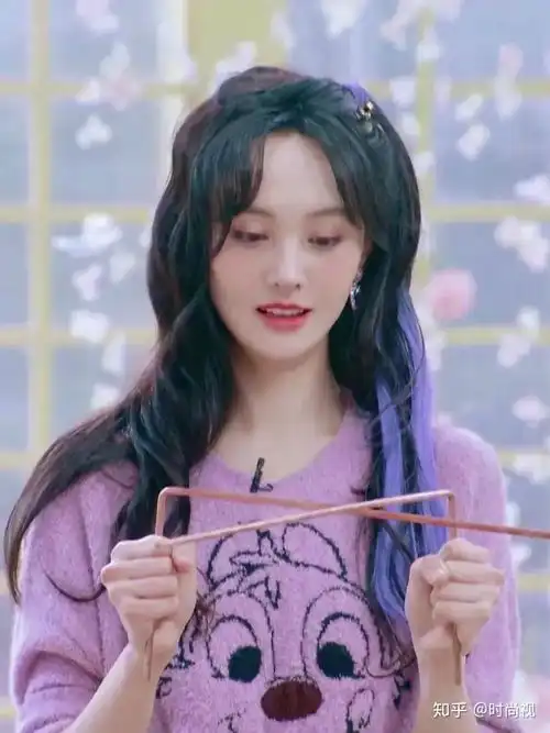毛衣穿搭气质清新看李沁郑爽的毛衣搭配,妥妥精致的小仙女