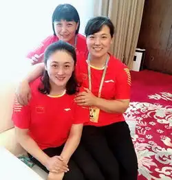 排坛的金童玉女,两人都夺得冠军,老婆更厉害,女儿甜美可爱