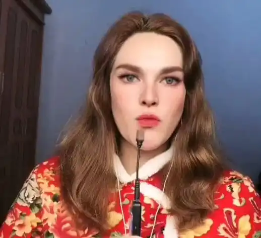 大妈假扮俄罗斯美女,露馅后被封杀,如今一首爱如火爆火全网