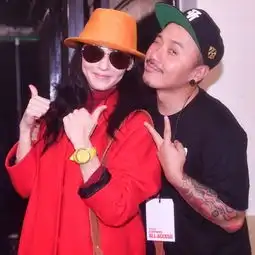 组图辣妈张柏芝与好友约下午茶嘟嘴自拍少女心满满