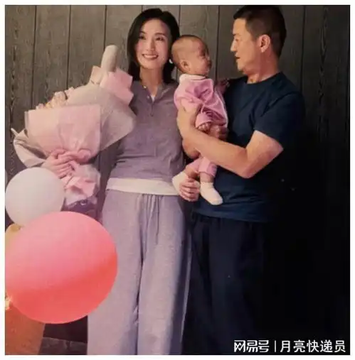 李亚鹏宴客一家三口同框女儿随妈妈清秀漂亮,他边敬酒边擦汗