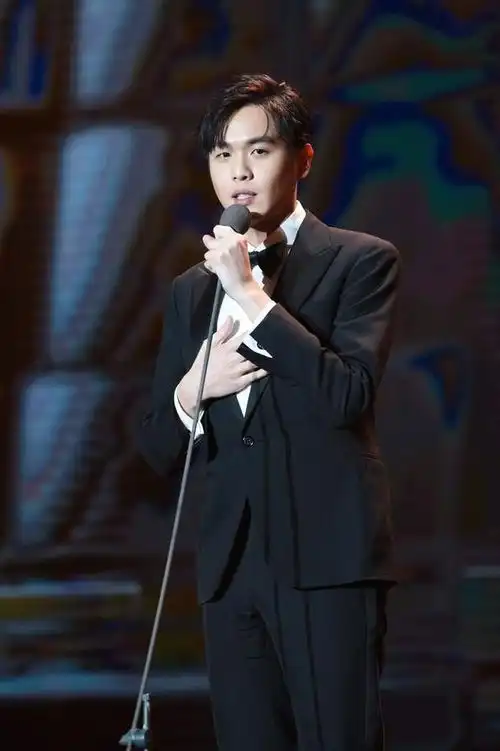 张若昀西装穿搭好有气质,尽显成熟魅力,妥妥的型男