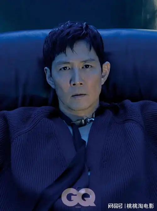 男星李政宰韩版gq封面大片,忧郁冷蓝色调诠释成熟男士魅力