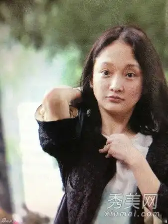 周迅的鸟瞰群芳没有化妆,脸上布满了痘痘